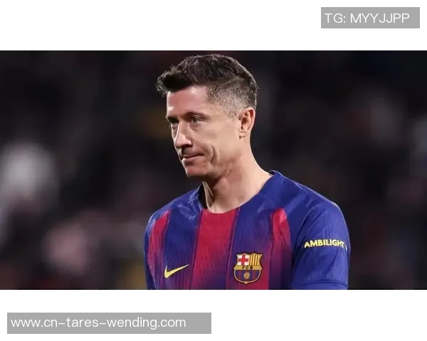 每体：莱万回绝冬窗加盟费内巴切，是否续约将由巴萨高层决议